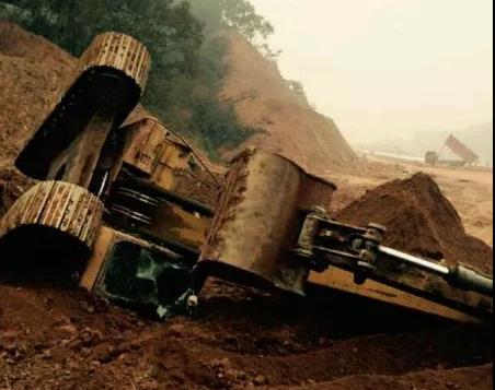 挖機側(cè)翻了怎么辦？處理好這9條能省幾十萬！